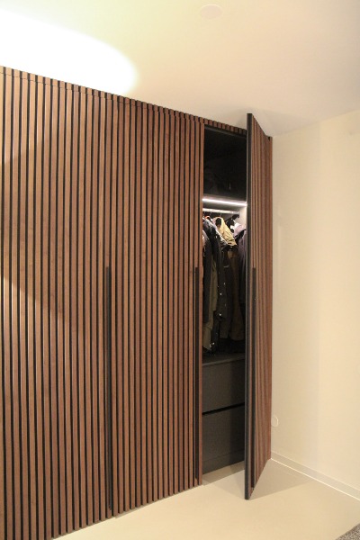 Wand met houtenpanelen