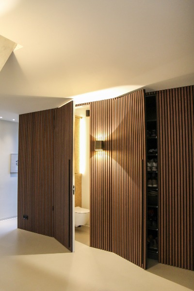 Wand met houtenpanelen